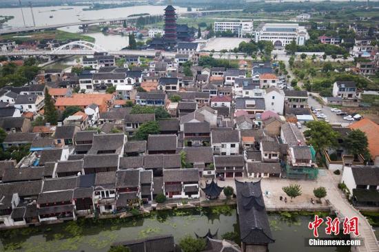 资料图：特色小镇。 泱波 摄