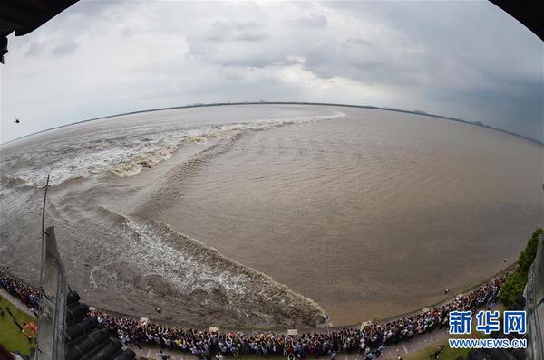 9月27日在浙江海宁市盐官镇占鳌塔上拍摄的钱塘江“一线潮”。