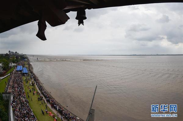 9月27日在浙江海宁市盐官镇占鳌塔上拍摄的钱塘江“一线潮”。2