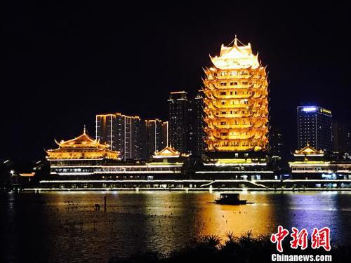 四川眉山夜景?！×窝┲?摄