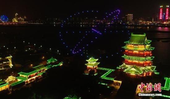 图为百架携带LED灯的无人机组成的3D立体图形。
鲍赣生 摄