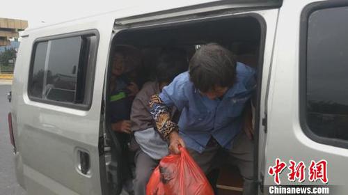 图为超载面包车现场?！「咚俳痪苄酥Ф庸┩?摄