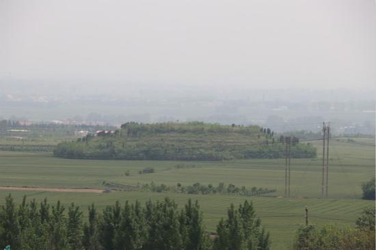 图5 在大汉冢上眺望二汉冢(王杨梅摄影)