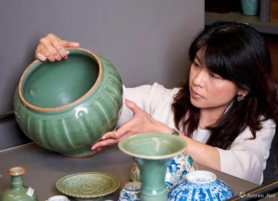 佳士得中国瓷器及艺术品部专家何懿行与我们细品宋、金、元朝的青瓷之美