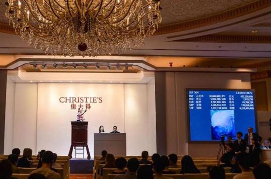 赵无极《13.02.92》以4，560万元成交，成为全场最高价拍品