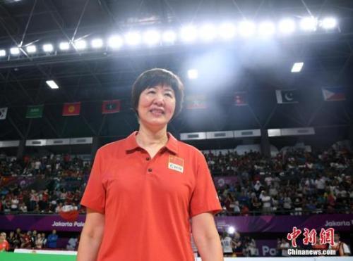 资料图:中国女排主帅郎平 <a target='_blank' href='http://www.chinanews.com/'>中新社</a>记者 侯宇 摄 点击进入下一页