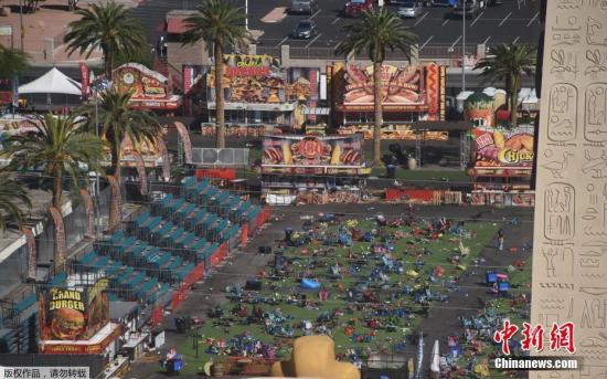 当地时间2017年10月4日，美国拉斯维加斯，联邦调查局调查员封锁事发现场，持续调查拉斯维加斯枪击案。枪击事件发生后，现场一片狼藉。