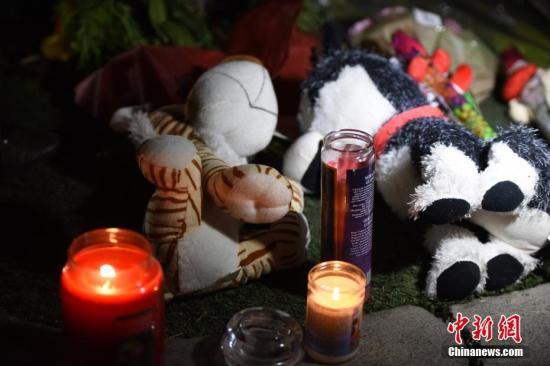 2017年10月3日晚，很多人聚集在美国拉斯维加斯市中心曼德勒海湾酒店附近，用烛光和鲜花吊唁10月1日晚那场严重枪击事件中的遇难者，有人还在鲜花和蜡烛旁边摆放了毛绒玩具。 <a target='_blank' href='http://www.chinanews.com/'>中新社</a>记者 张朔 摄