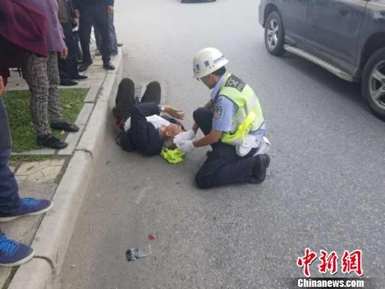 大爷突然倒地头部受伤流血交警脱警服垫头守护送医