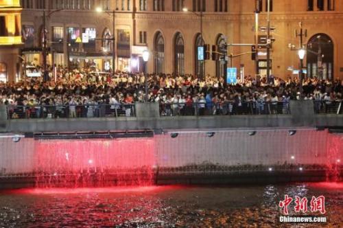 10月1日晚，上海外滩人潮如织。中新社记者 张亨伟 摄