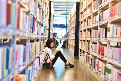 广州图书馆里随处可见席地而坐的读书人。