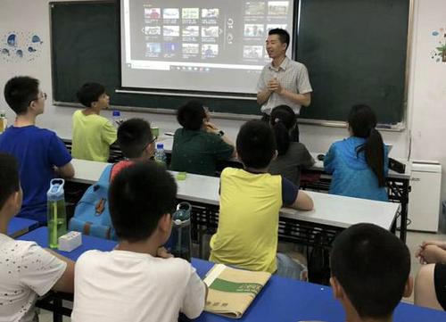 北大保安出书后回乡创业演讲 名片上印教育专家