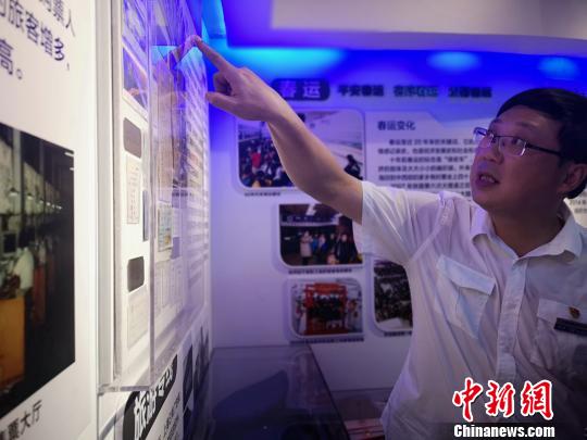 胡建介绍墙上陈列的几十年前的硬板车票。　张煜欢 摄