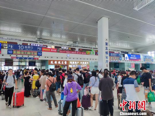 学生、探亲、旅游返程客流密集，到达和出发呈现双向高峰?！±钅闲?摄