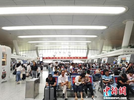 图为杭州东站?！≌澎匣?摄