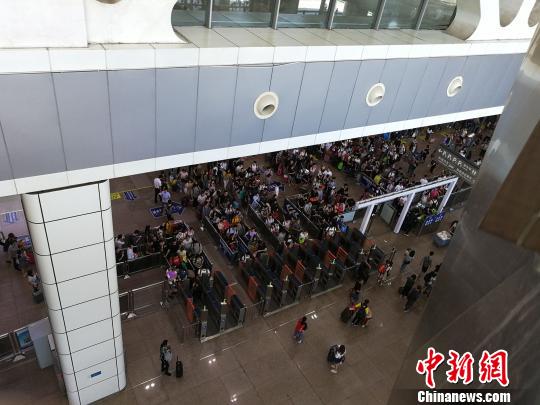 广铁集团今年国庆黄金周假期发送旅客人次再创历史新高 郭军 摄 广铁集团今年国庆黄金周假期发送旅客人次再创历史新高 郭军 摄