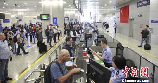 国庆假期上?？诎队?0万人出入境国人热衷“出境游”