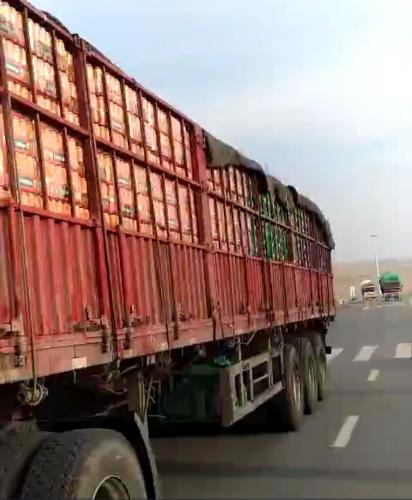 图为货车向阿拉善行驶。 受访者供图 点击进入下一页