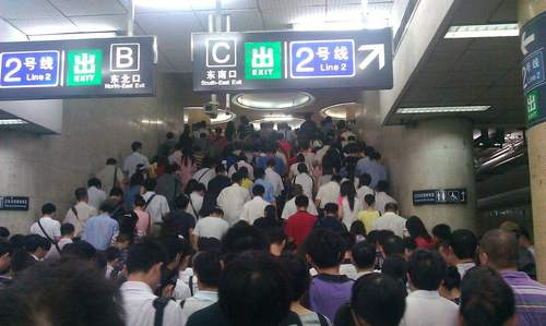 地铁高峰期携车进站 地铁高峰期携车进站