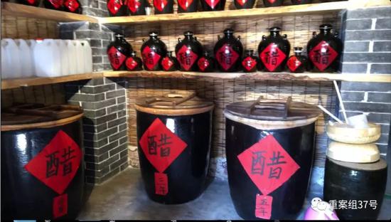 ▲10月1日，国庆小长假期间，平遥古城内，一家醋坊内摆满了没有产品信息的食醋进行销售。新京报记者大路 摄。