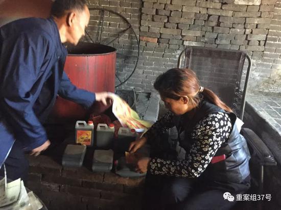 ▲10月1日，平遥县娃留村内，酿醋作坊老板王金龙正在为食醋贴上自己的标签。新京报记者大路 摄。