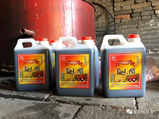 ▲王金龙介绍，自己酿造的食醋两元一斤批发到古城里后，可以卖到近百元一斤。 新京报记者大路 摄。