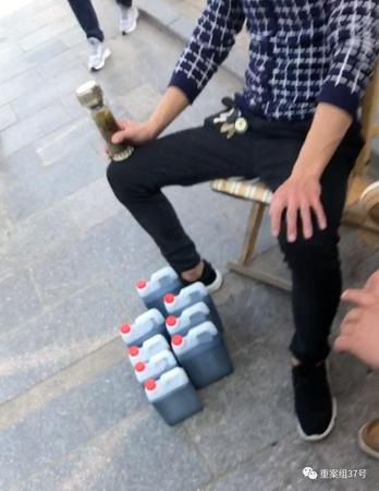 ▲10月3日，唐军在平遥古城东门处练摊儿，向来往的游客销售“三无”食醋。（图为暗访视频截图） 新京报记者大路 摄。