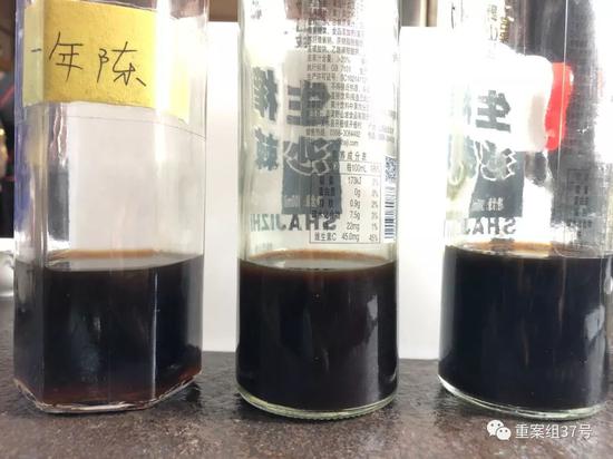 ▲图中左1为张海当年的食醋；左2为闫福庆的廉价醋（1.5元/斤）；左3为闫福庆店里没有经过勾兑的醋。新京报记者大路 摄。