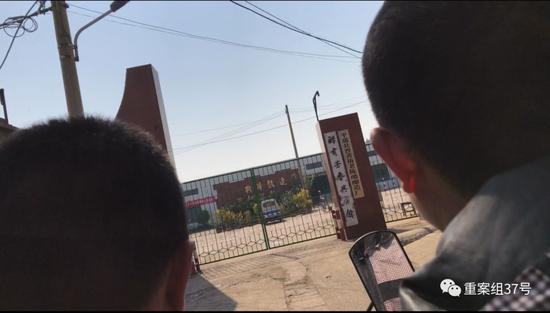 ▲10月4日，“晋善坊”醋厂负责人刘庆忠带着记者来到醋厂，图为醋厂大门。新京报记者大路 摄。