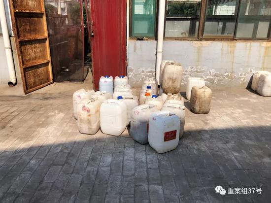 ▲10月4日下午，“晋善坊”醋厂的晾晒车间门口，50斤装的塑料桶等待灌装。新京报记者大路 摄。