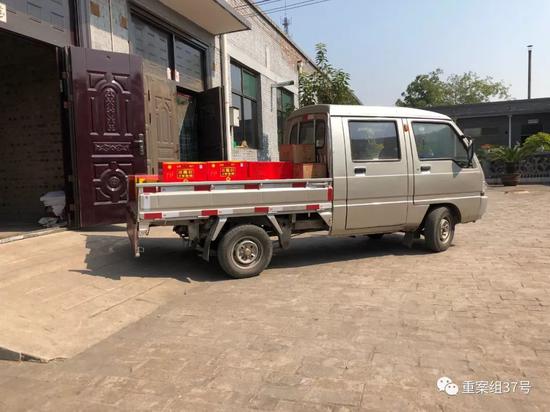 ▲10月4日下午，“晋善坊”醋厂内，一辆货车准备将包装好的食醋送到平遥县城内的经销商处进行销售。新京报记者大路 摄。