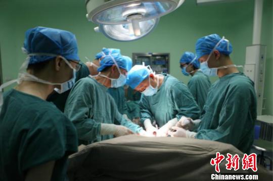 手术现场?！〉肆杼?摄