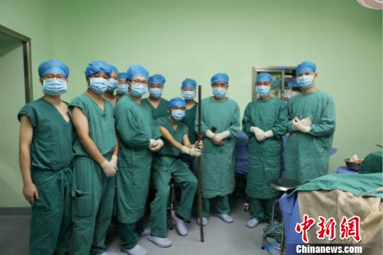 医务人员从男子体内拔出钢筋?！〉肆杼?摄