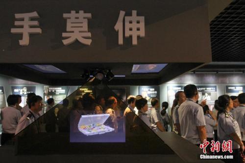 资料图：2015年10月21日上午，海南省公安厅组织党员干部前往海南省反腐倡廉警示教育基地参观受教。洪坚鹏 摄