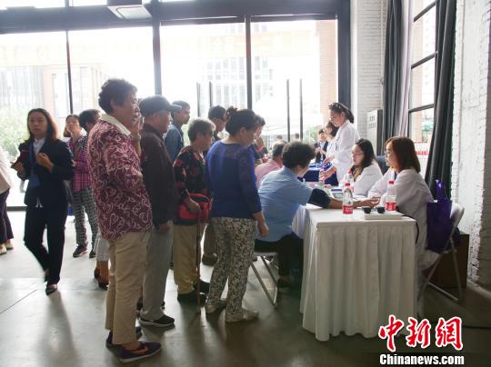 活动现场专家提供咨询，血压、血糖、体重测量，健康教育宣传折页发放等免费服务。　芊烨 摄