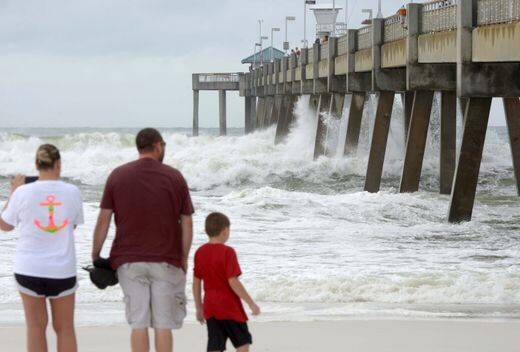 迈克尔直扑美佛州升级为4级飓风 12万人强制撤离