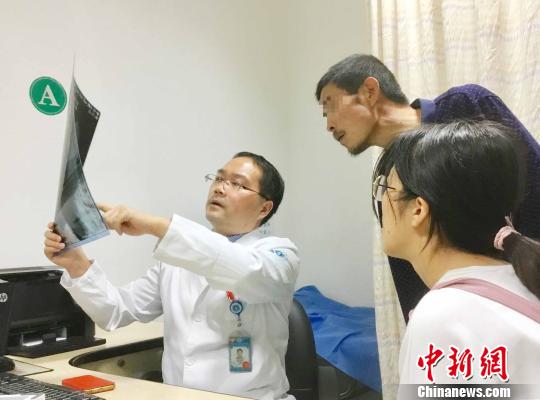 浙大一院骨科主治医师胡金艮工作照?！≌愦笠辉?供图 摄