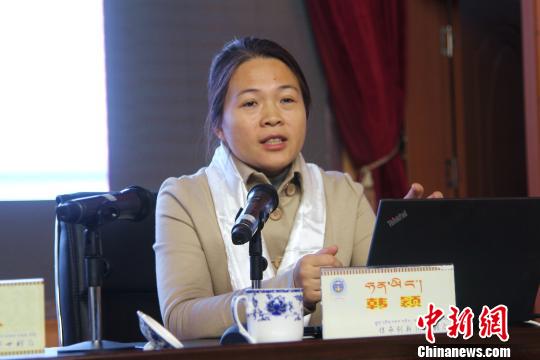 图为中国中医科学院针灸医院副院长赵宏为西藏区内医生授课。　赵朗 摄