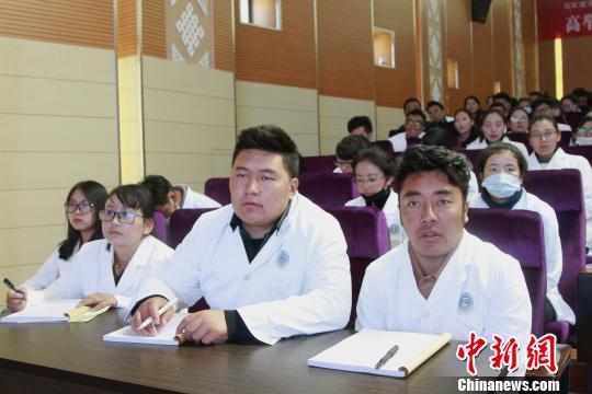 图为来自西藏各市地藏医院医生前来听课?！≌岳?摄