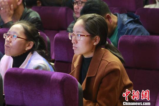 图为来自西藏各市地藏医院医生前来听课?！≌岳?摄