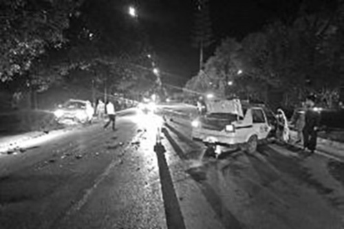 陕西一男子醉驾强行冲卡撞伤两辅警 已被控制