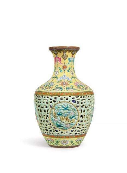 清代乾隆洋彩透雕夹层玲珑尊 清代乾隆洋彩透雕夹层玲珑尊