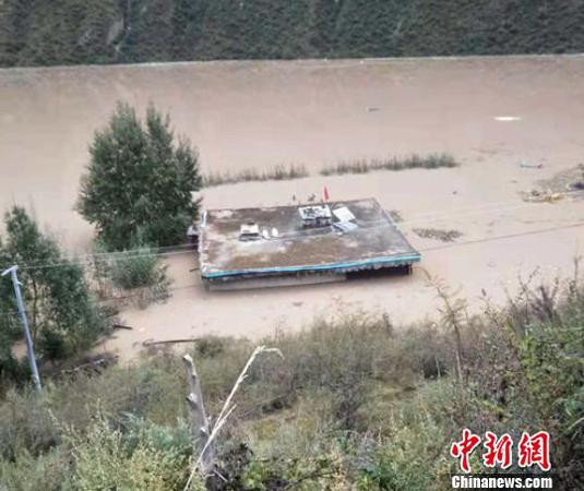 金沙江堰塞湖造成沿江部分民房被淹。钟欣 摄