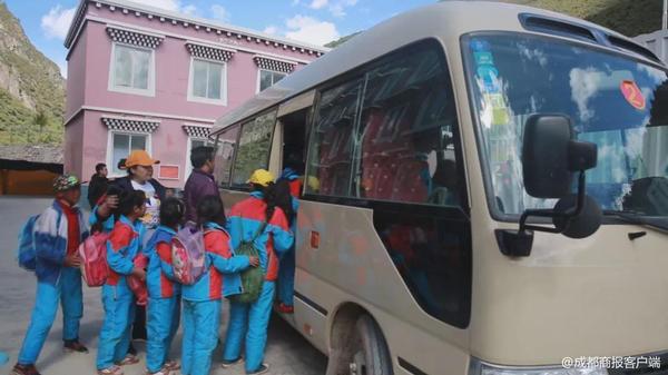 金沙江堰塞湖威胁已达20公里:两村被淹 上万人转移