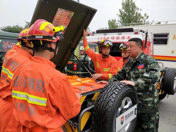 金沙江堰塞湖抢险:后续梯队连夜翻越3座4500米高山