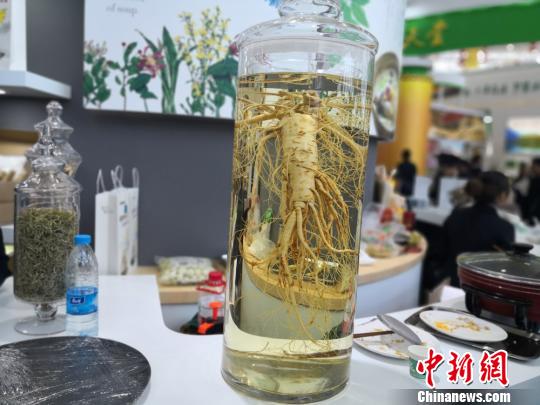 图为中国(甘肃)中医药产业博览会上展出的中药材?！±钛橇?摄