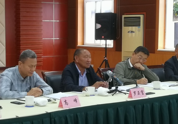 与重庆市有关方面座谈