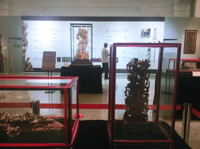 百余件辜柳希木雕艺术作品亮相北京 展览现场展出的木雕艺术作品
