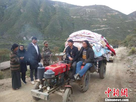 图为当地受灾村民转移家用物资。　昌都市宣传部供图 摄