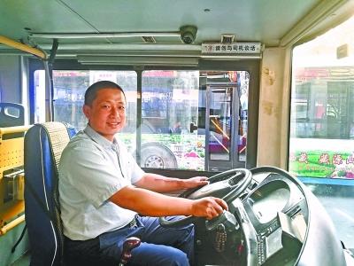 女子乘公交往投币箱塞1万元 司机反复劝说将钱归还